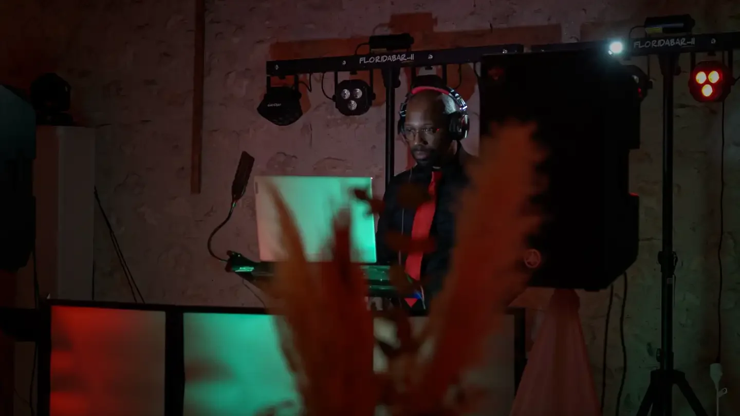 Yossi Zik: DJ, Pianiste, Chanteur