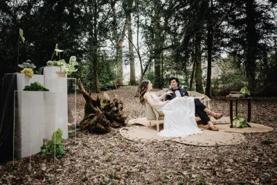 Manoir du Plessis - Un espace dédié à la cérémonie laïque vous attend sous les arbres, juste derrière le petit pont, offrant un cadre naturel et intime.