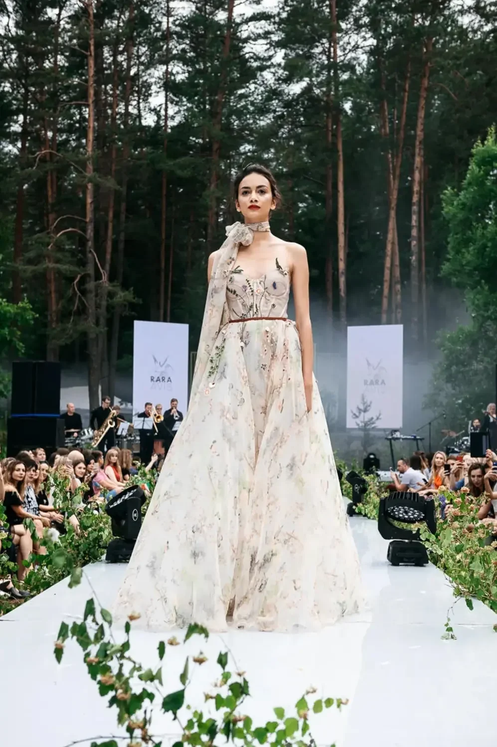 Lily : Robe de Couleur à Bustier // Source : Les filles Fidèles Lily : Robe de Couleur à Bustier // Source : Les filles Fidèles